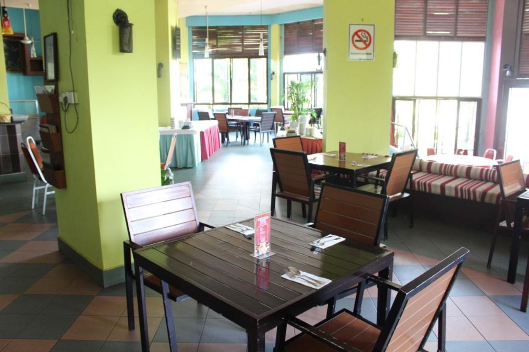 Primula Beach Hotel Kuala Terengganu Exterior foto